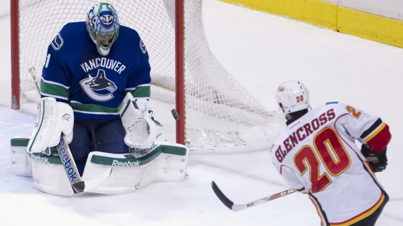 Brankář Vancouveru Roberto Luongo v utkání s Calgary