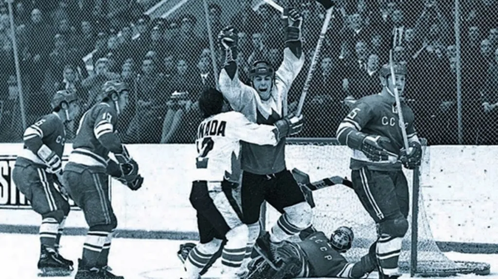 Paul Henderson slaví vítězný gól do sítě SSSR