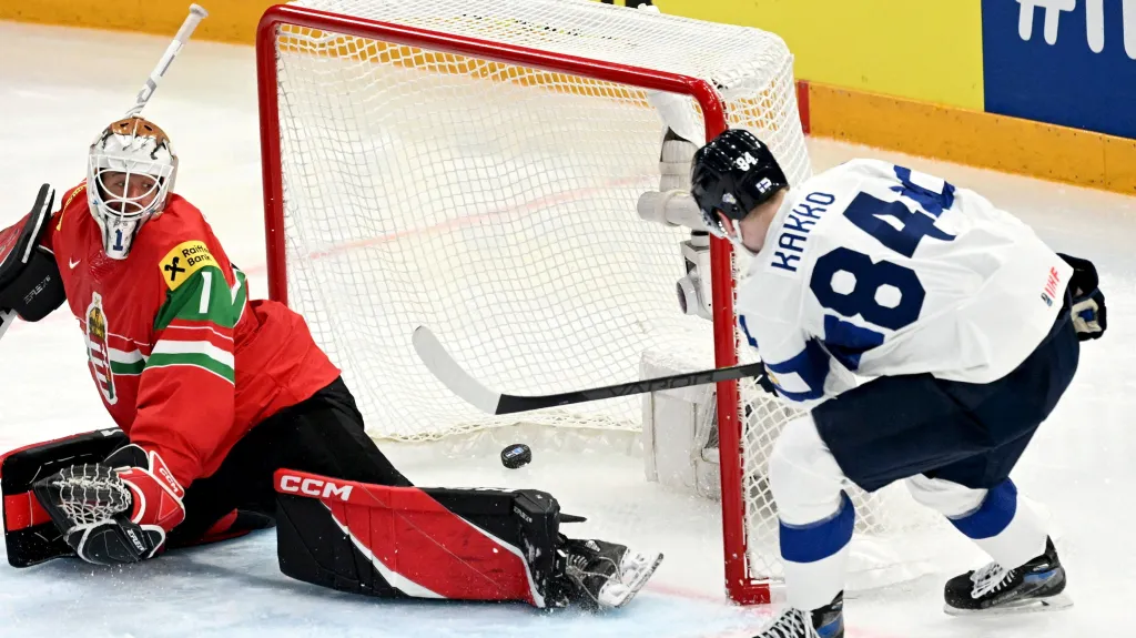 Fin Kaapo Kakko překonává maďarskou obranu
