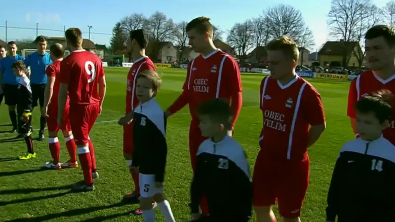 Fotbalisté Velimi hostili před televizními kamerami Poděbrady