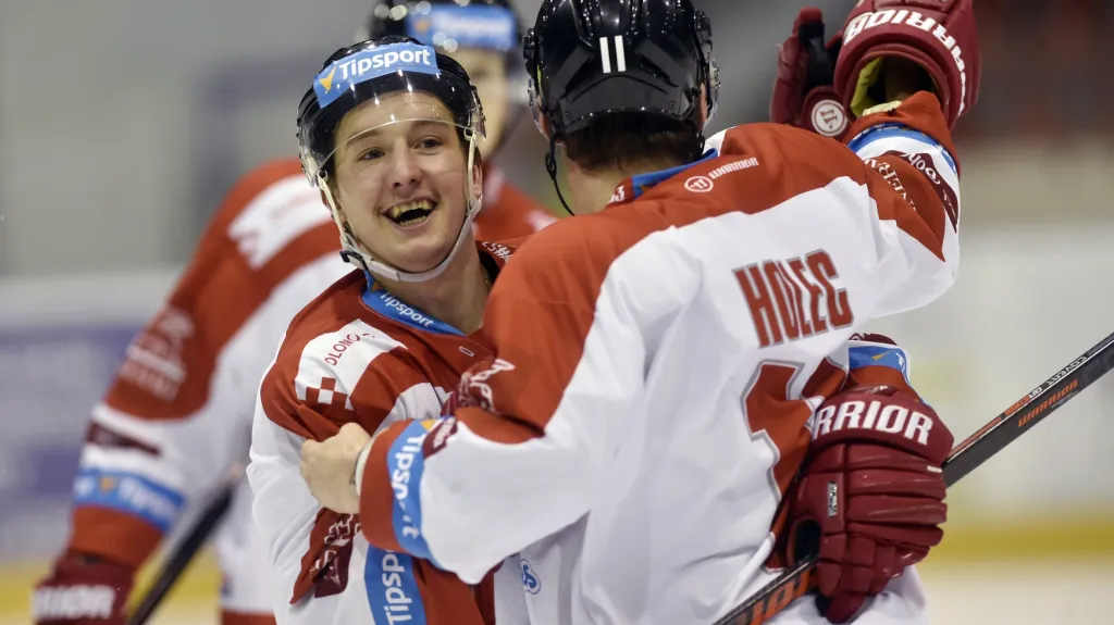 Hokejisté Olomouce se radují po vstřelené brance