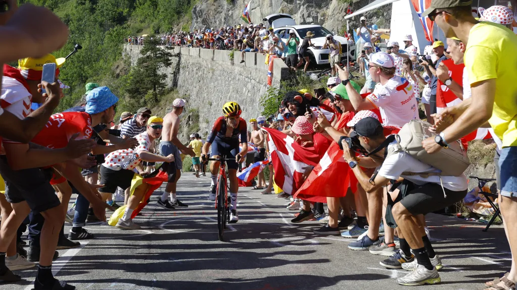 Thomas Pidcock při výjezdu na Alpe d'Huez