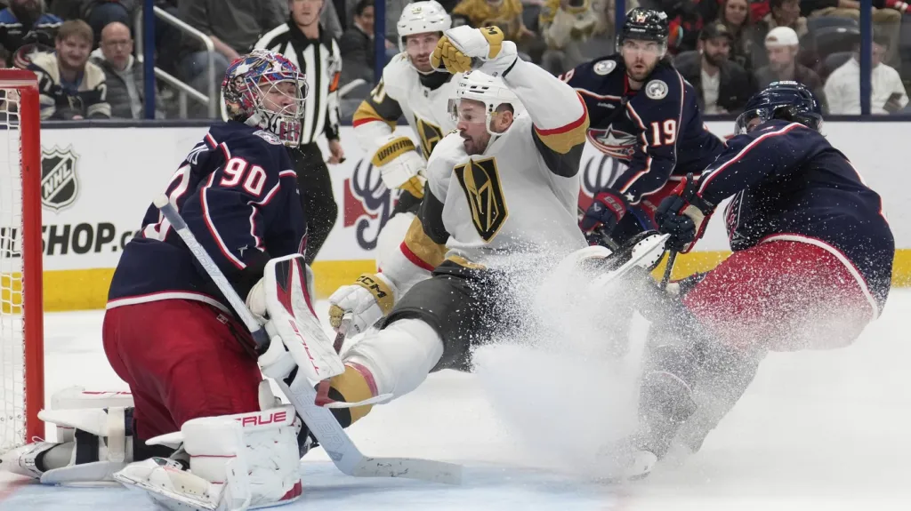 Tomáš Hertl před brankou Columbusu