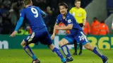 Šindži Okazaki slaví s Jamiem Vardym vstřelenou branku Leicesteru