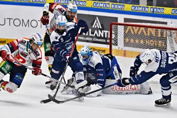 Pardubičtí útočníci Sedlák a Smejkal atakují brněnskou branku