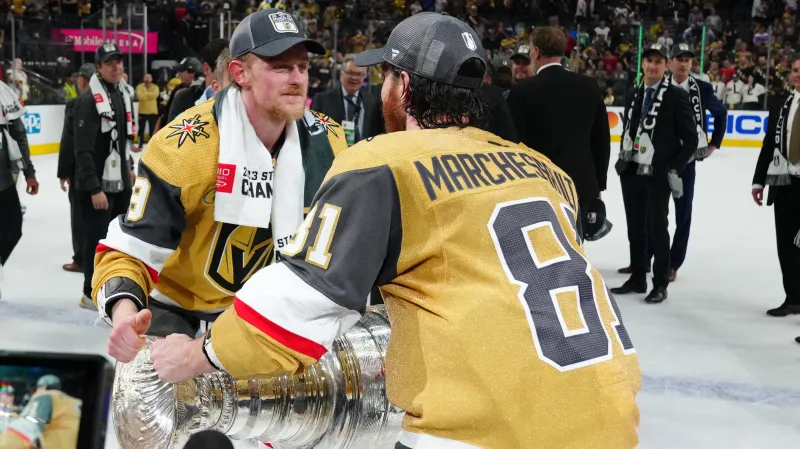 Jack Eichel a Jonathan Marchessault si předávají Stanley Cup