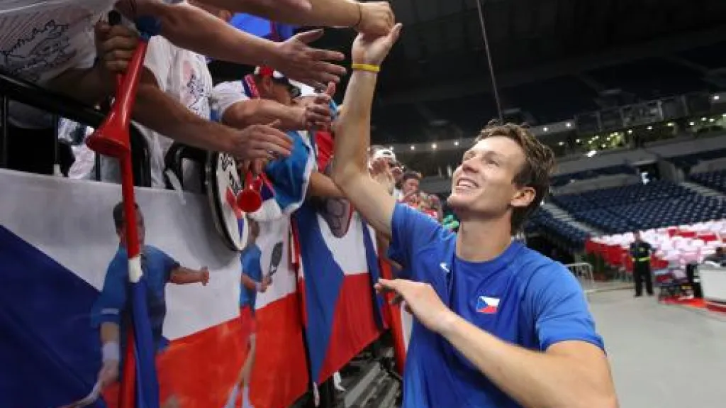 Tomáš Berdych se raduje s fanoušky z výhry