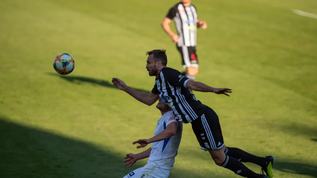 Tomáš Sivok přehlavičkoval Jana Kuchtu