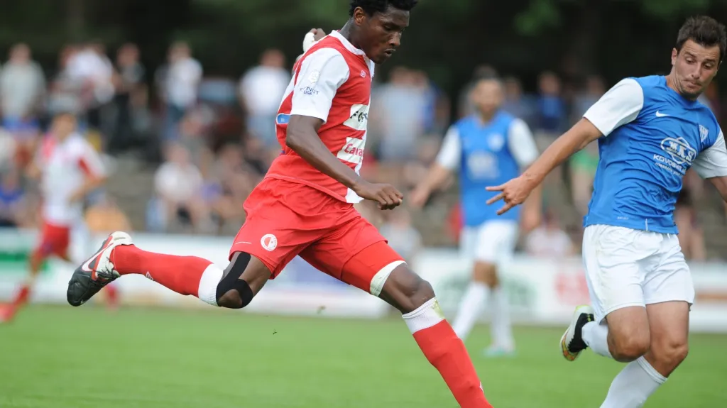 Slávista Simo Deli (vlevo) v přípravném zápasu proti Táborsku