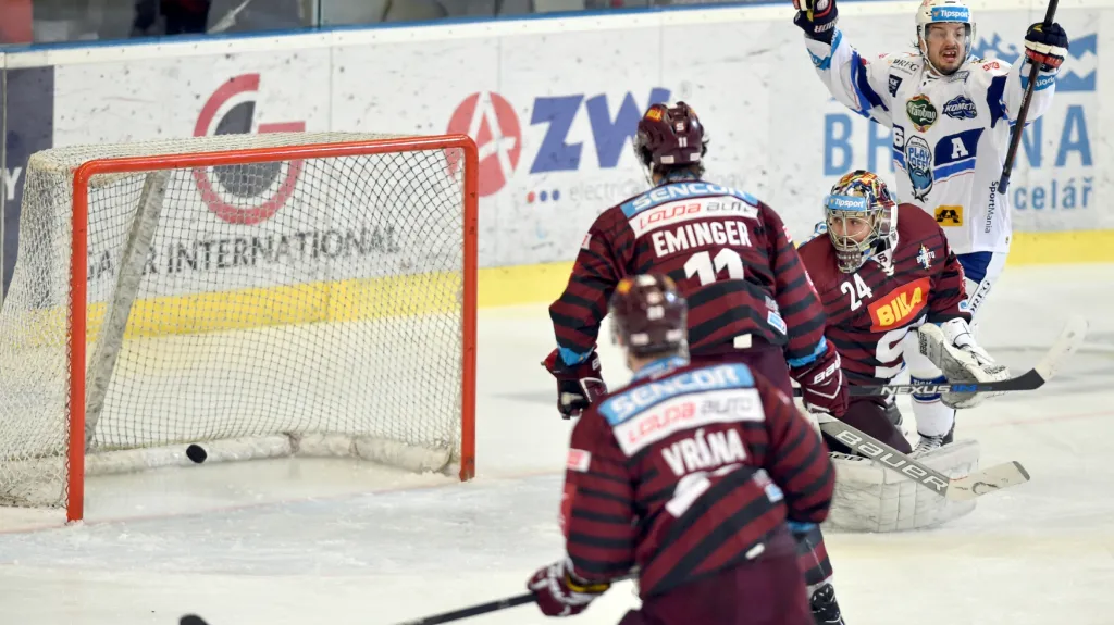 Martin Zaťovič z brněnské Komety oslavuje gól ve sparťanské brance