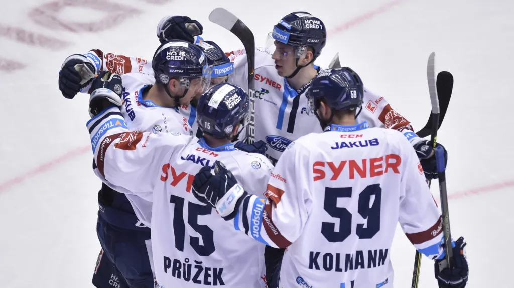 Hokejisté Liberce oslavují gól