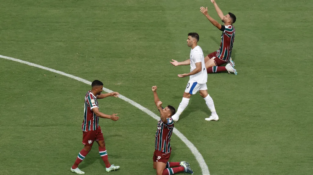 Fotbalisté Fluminense v čele s Thiagem Silvou slaví postup do semifinále MS klubů