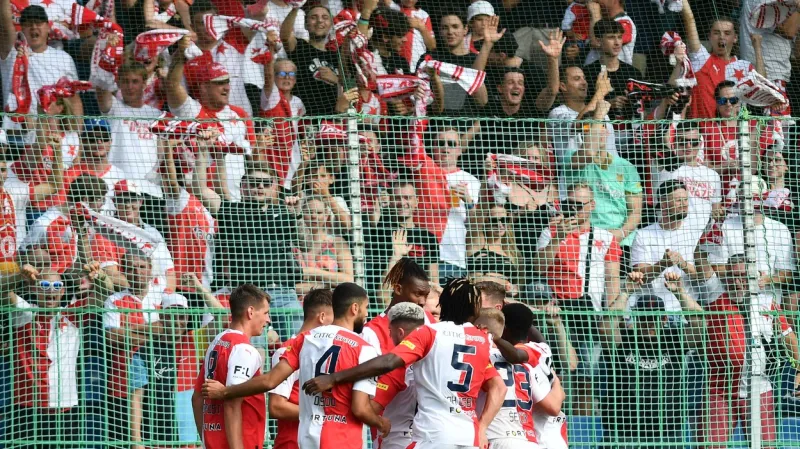 Fotbalisté Slavie před svými fanoušky