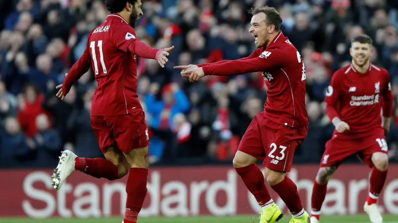 Mohamed Salah a Xherdan Shaqiri se radují z gólu Liverpoolu