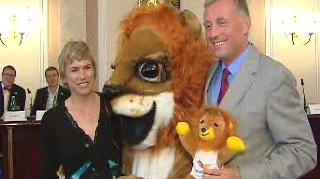 Prezidentka organizačního výboru lyžařského šampionátu Kateřina Neumannová a premiér Mirek Topolánek s maskotem MS v klasickém lyžování Liberec 2009