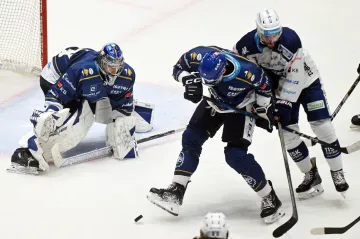 Kladenský gólman Štěpán Lukeš sleduje souboj před brankou v utkání s Kometou