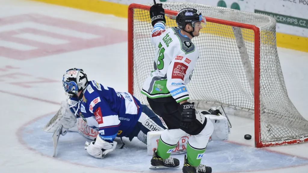 Lukáš Žejdl z Mladé Boleslavi se prosazuje proti Markovi Čiliakovi z Brna