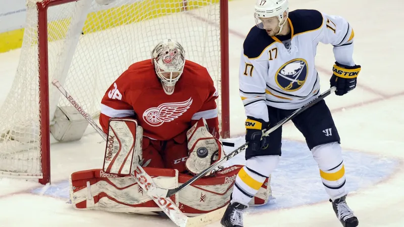 Brankář Detroitu Tom McCollum