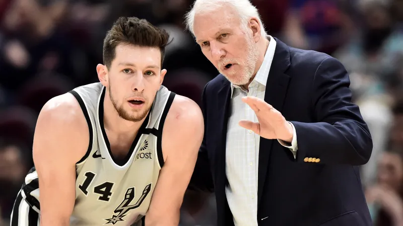 Trenér basketbalistů San Antonia Gregg Popovich (vpravo)