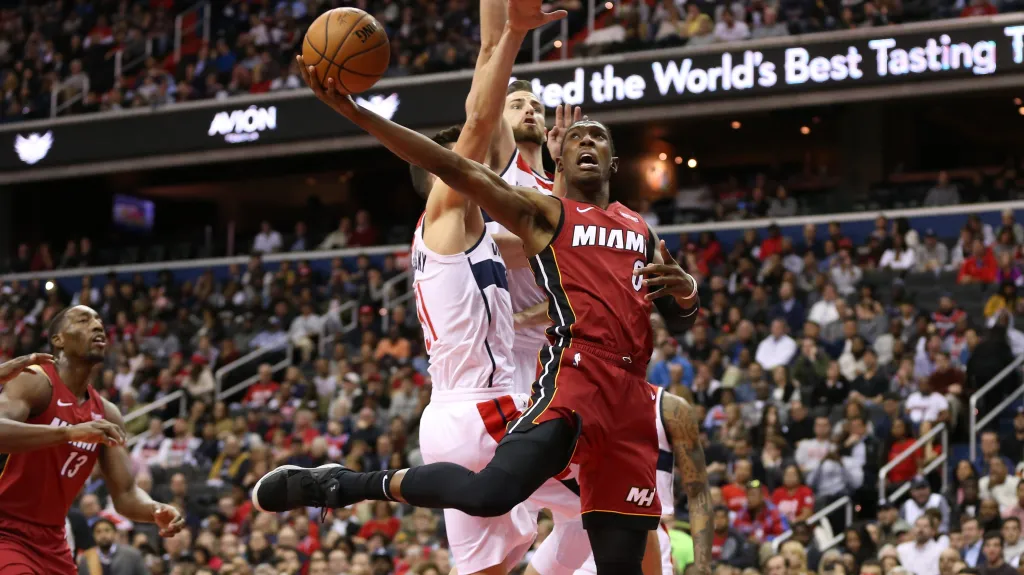 Tomáš Satoranský z Washingtonu se snaží zastavil Joshe Richardsona z Miami