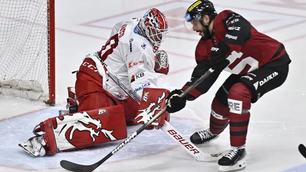 Tomáš Hyka ze Sparty zakončuje proti Ondřeji Kacetlovi