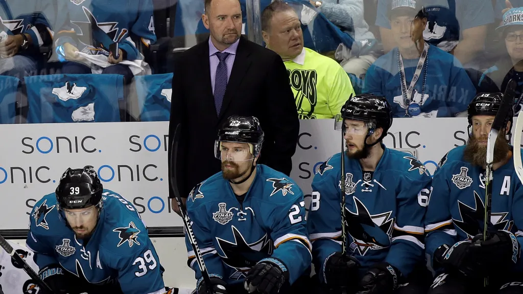 Lavička San Jose s trenérem Peterem DeBoerem