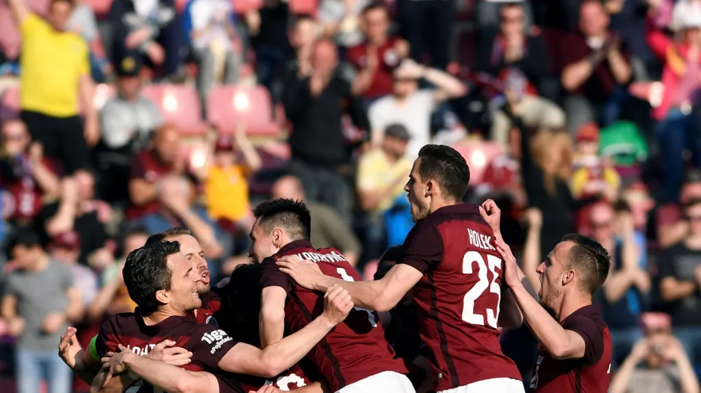 Slavící fotbalisté a fanoušci Sparty