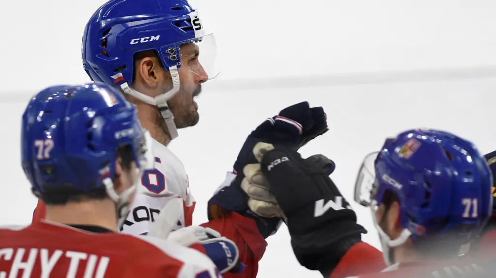 Michal Řepík přijímá gratulace od spoluhráčů