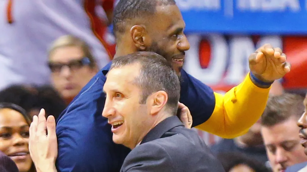 LeBron James v objetí s trenérem Davidem Blattem