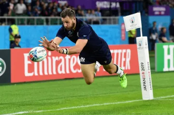 Tommy Seymour ze Skotska pokládá pětku v utkání MS proti Rusku