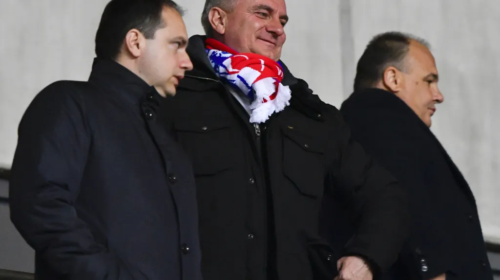 Vratislav Mynář s fanouškovskou šálou