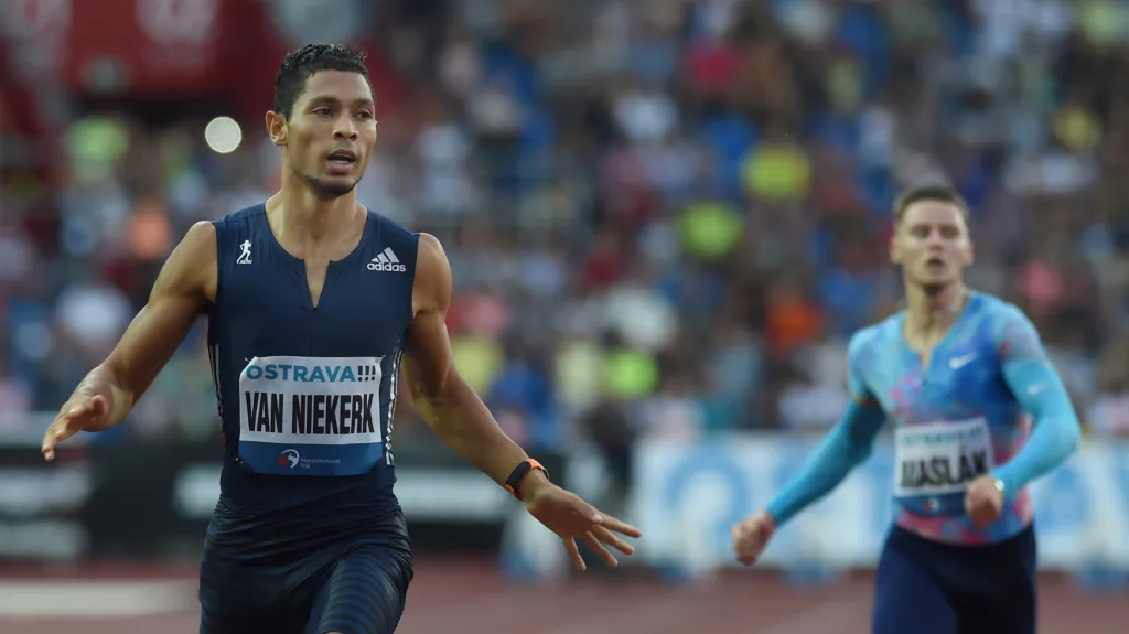 Pavel Maslák dobíhá za Van Niekerkem