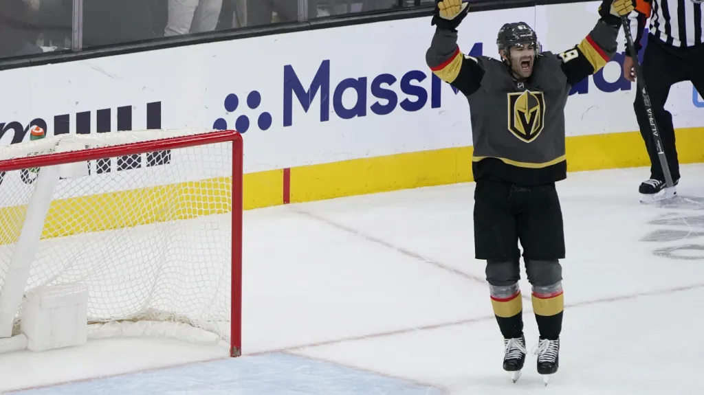 Max Pacioretty slaví gól do branky Colorada