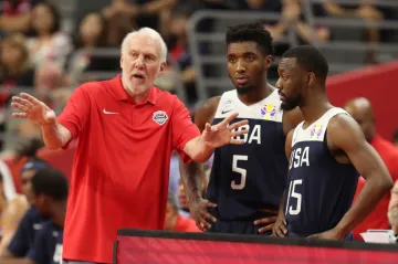 Trenér USA Greg Popovich se svými svěřenci Donovanem Mitchellem a Kembou Walkerem