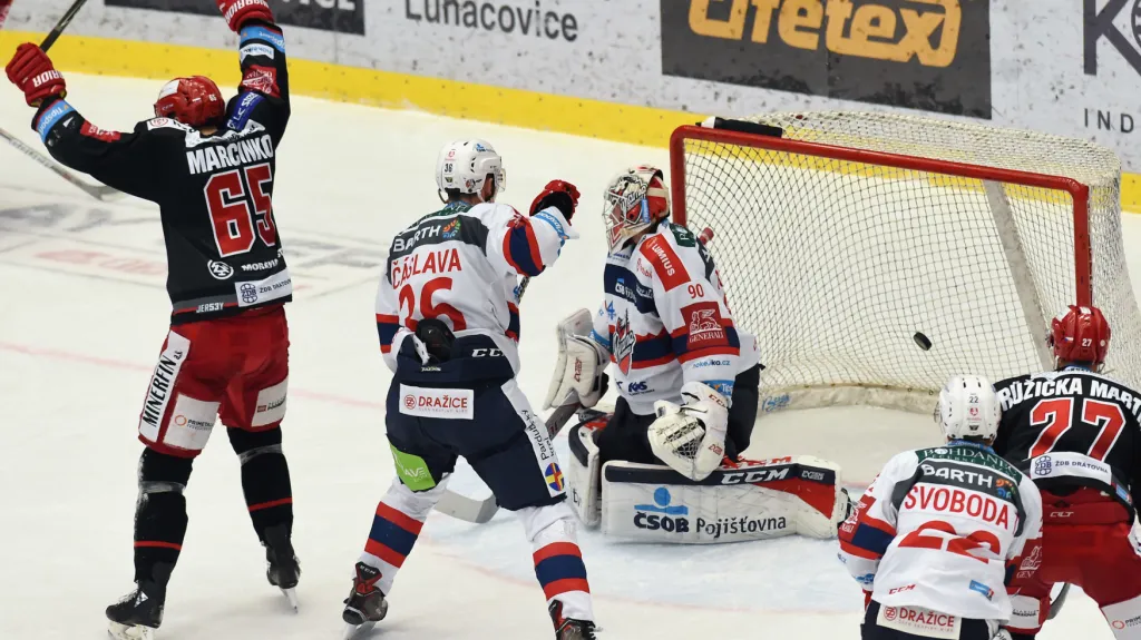 Marcinko střílí gól do sítě Pardubic