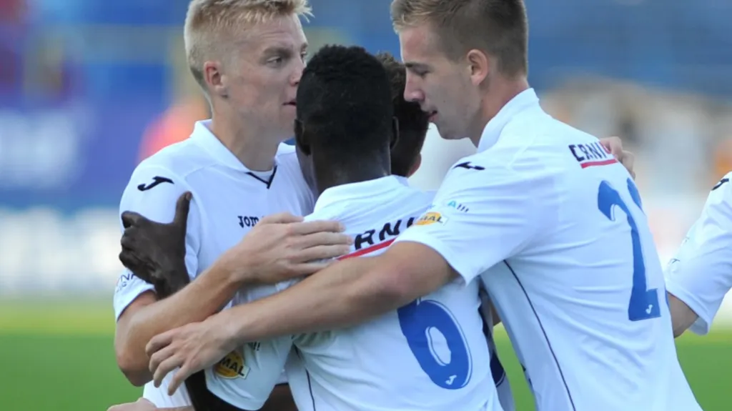 Zleva obránce Baníku Michal Frydrych, záložník Derrick Mensah a obránce Jan Baránek se radují z gólu