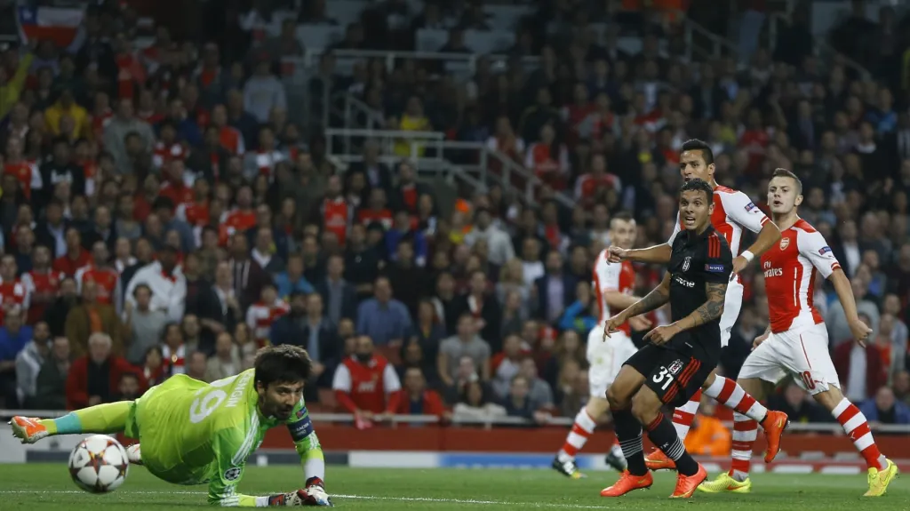 Sánchez střílí branku v utkání s Besiktasem