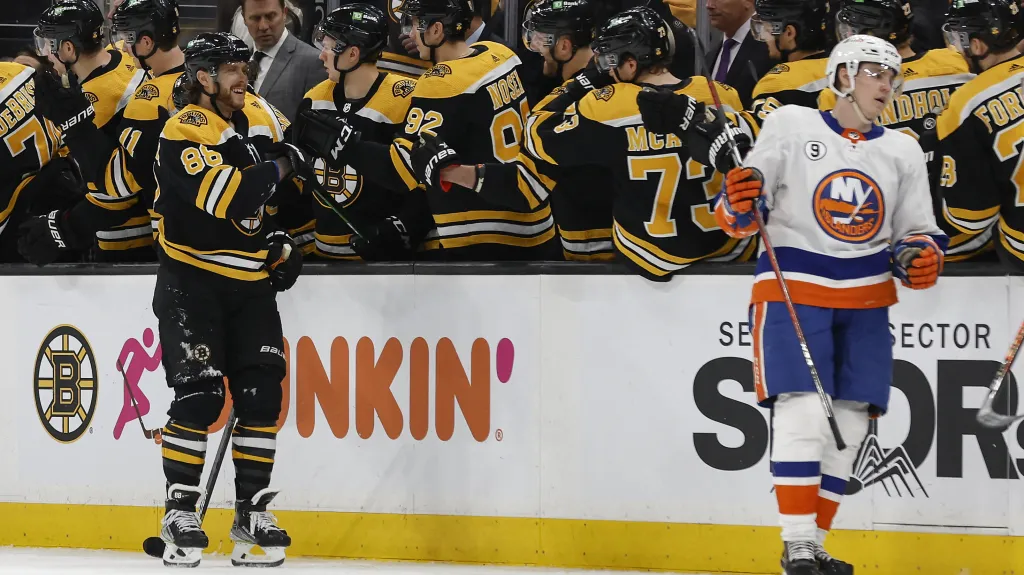 David Pastrňák slaví v utkání s New York Islanders