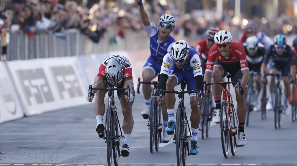 Fernando Gaviria poráží Petera Sagana