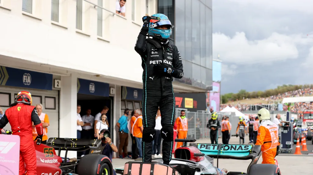 George Russell z Mercedesu oslavuje první pole position v kariéře