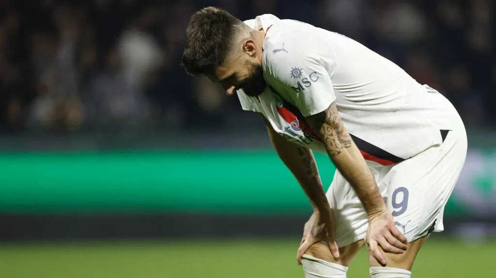 Zklamaný forvard AC Milán Olivier Giroud