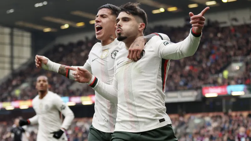 Pedro Neto a Enzo Fernández slaví gól Chelsea