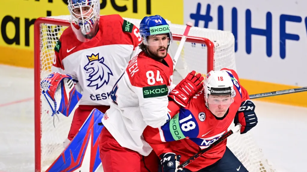 Brankář Karel Vejmelka přihlíží souboji v utkání proti Norsku