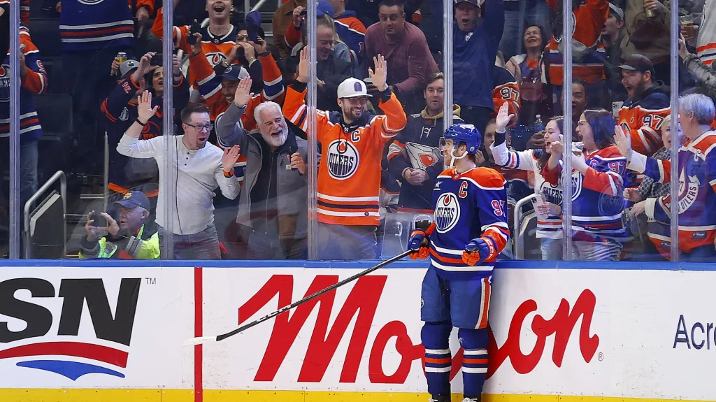 Emoce Connora McDavida z Edmontonu v utkání NHL