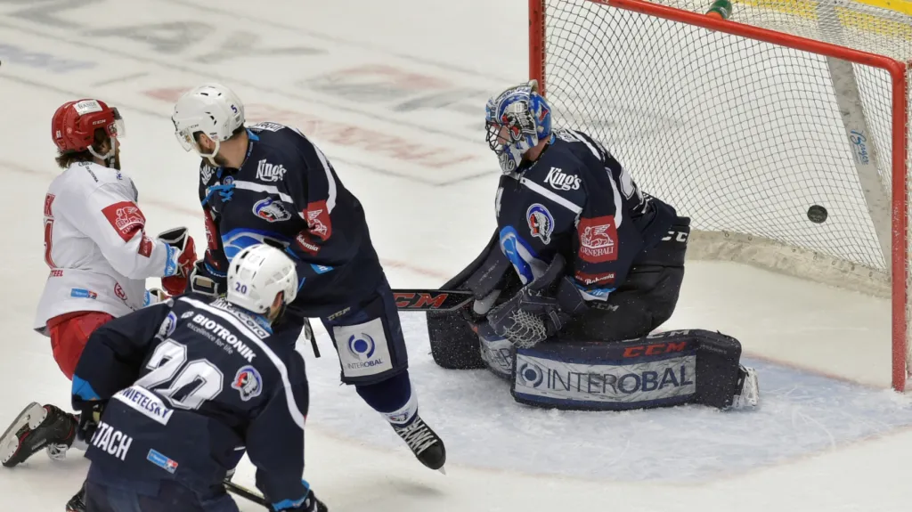 Ethan Werek z Třince dává gól Dominiku Frodlovi