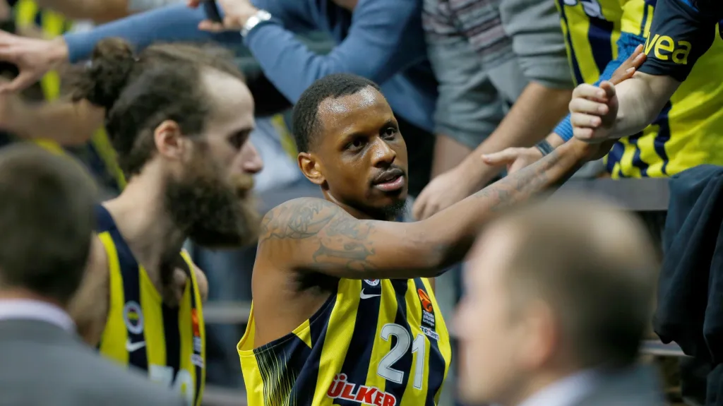 Hráči Fenerbahce se zdraví s fanoušky