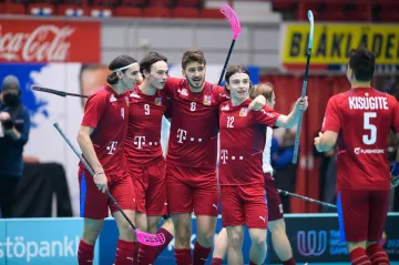 Čeští florbalisté oslavují gól na mistrovství světa