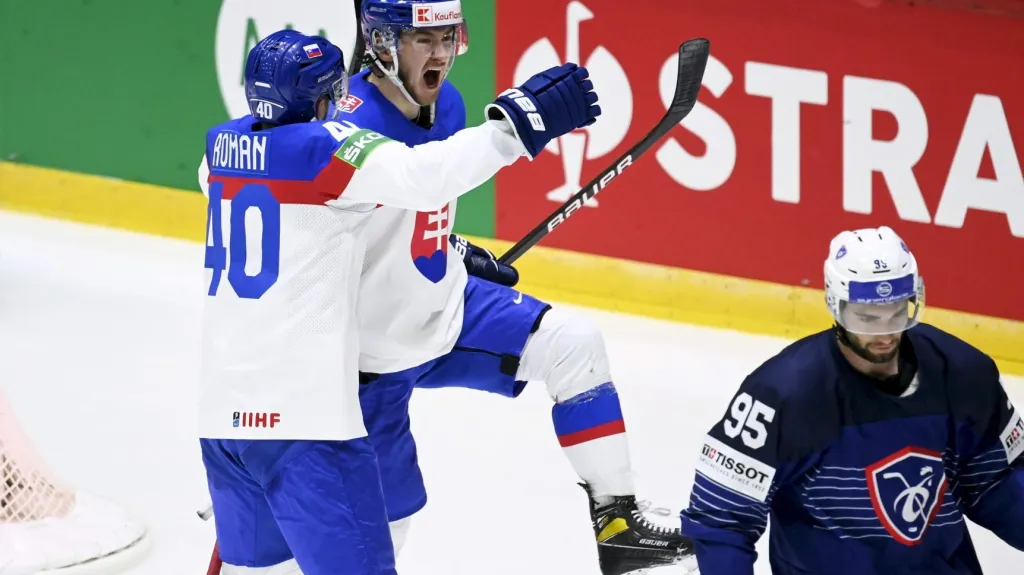 Hokejisté Slovenska oslavují gól v utkání MS proti Francii