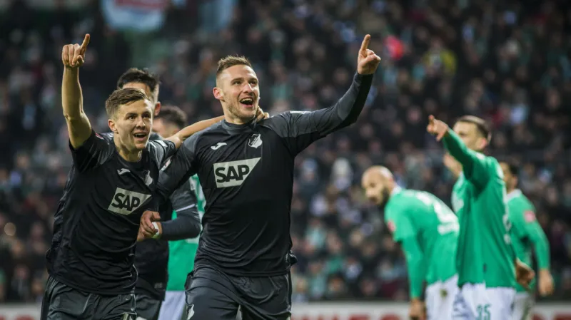 Pavel Kadeřábek slaví s Christophem Baumgartnerem