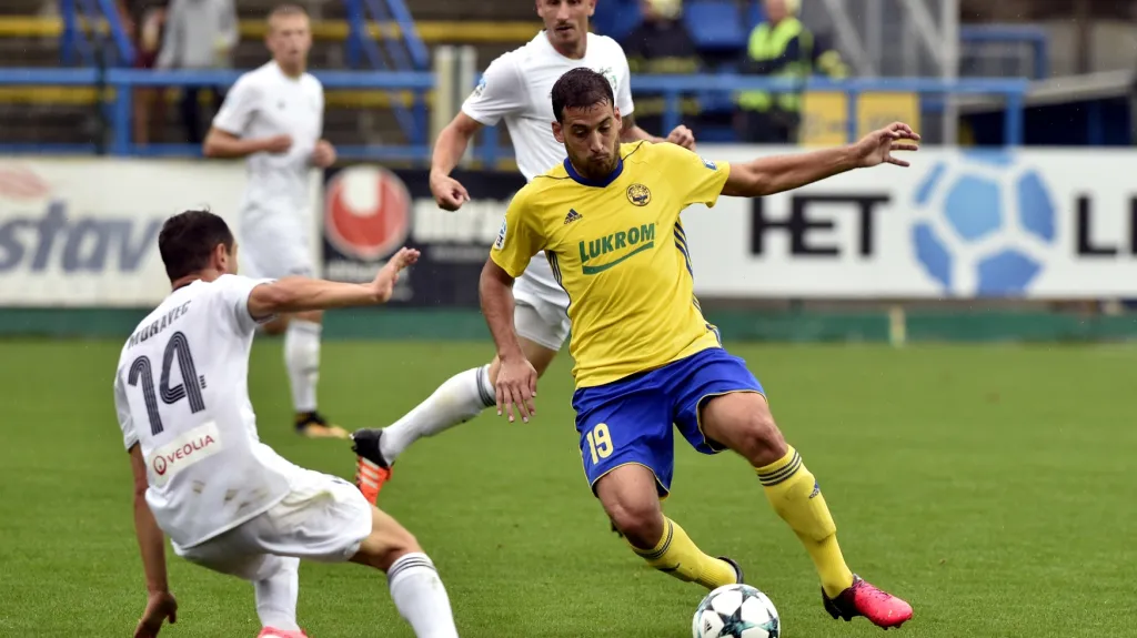 Pablo Podio ze Zlína v souboji s Janem Moravcem z Karviné